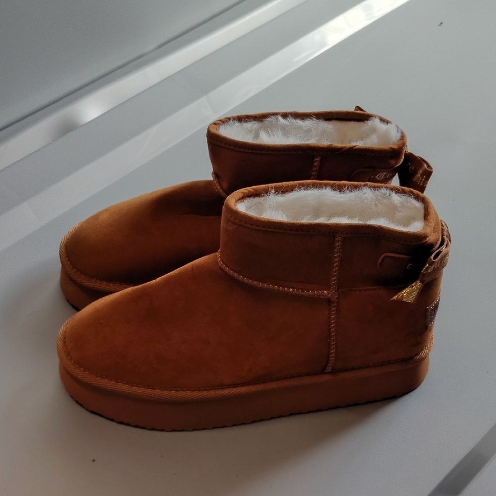 Juicy Couture Tan Kids Slippers - Picture 3 of 7